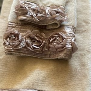 Very nice bathroom set and accessories